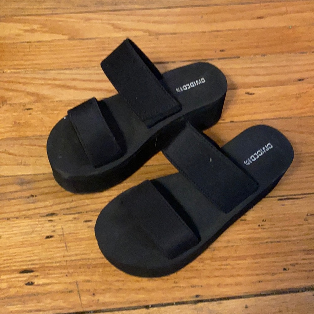 Black platform sandal